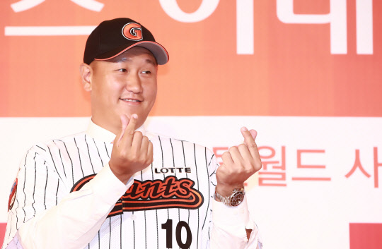 롯데 팬들을 향해      (서울=연합뉴스) 홍해인 기자 = 4년 총액 150억원, FA(자유계약선수) 최고액으로 친정팀에 복귀한 롯데자이언츠 이대호가 30일 오전 서울 송파구 롯데호텔에서 열린 입단 기자회견에서 손가락으로 하트 모양을 그리고 있다. 2017.1.30      hihong@yna.co.kr  (끝)